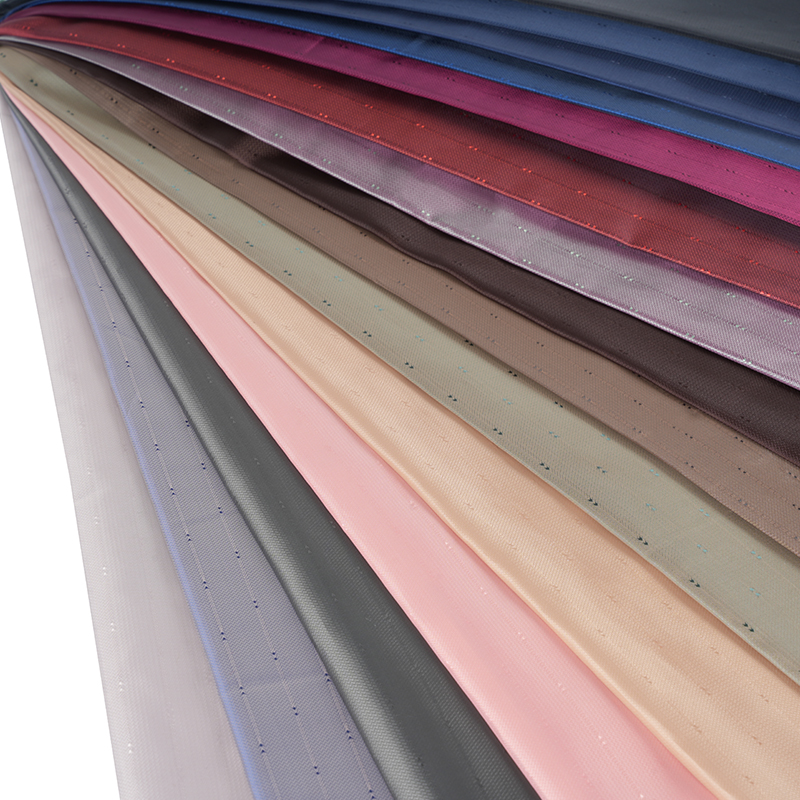 Polyester-Jacquard aus weißem Filament mit gewellten Pfeilstreifen