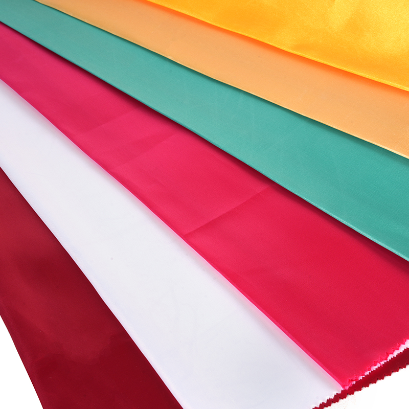 50/75 glänzender, nicht gedrehter Satin + dünner Paddelstoff auf der Oberseite