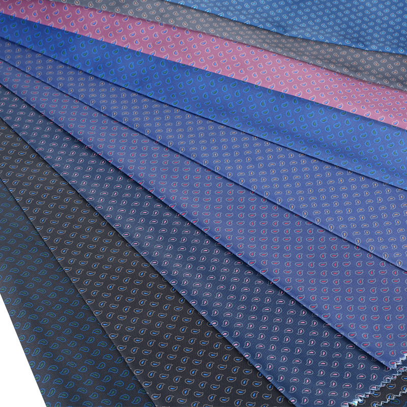 Schmidt-Seidenstoff mit kleinem Cashew-Druck